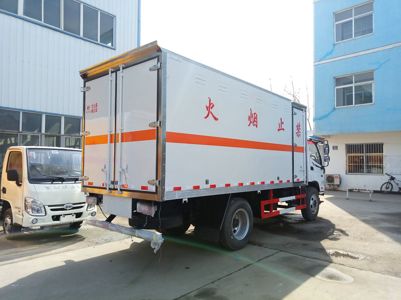 福田5.1米（6.9吨）腐蚀品厢式车