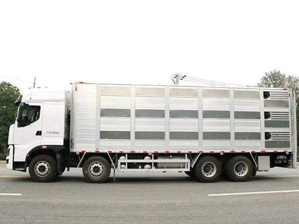 柳汽国六9.6米畜禽运输车